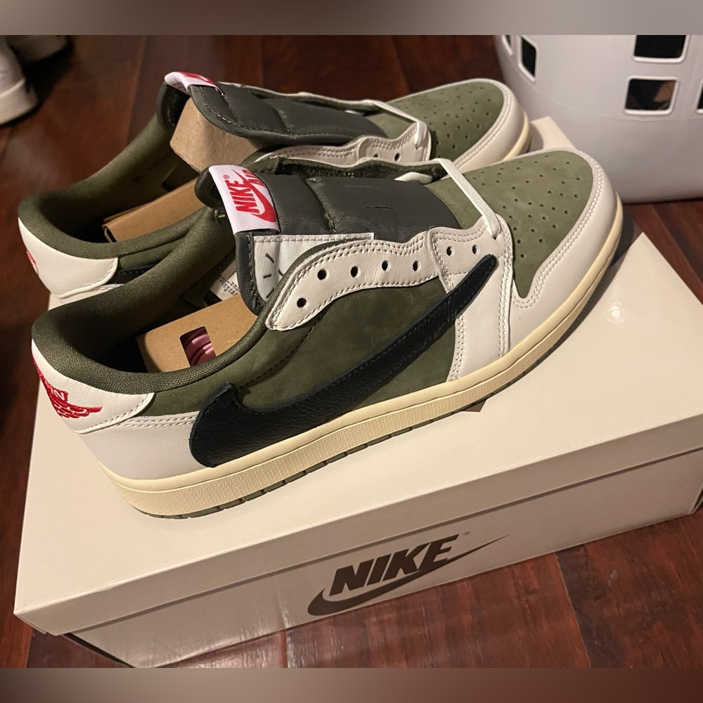Travis Scott medium olive Jordan 1 low